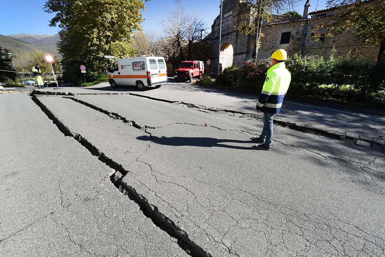 “2008年四川大地震视频真实的” 2008年四川汶川发生大地震的所有视频？