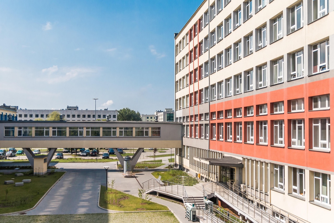 【民航大学有哪些/民航大学有哪些热门专业,未来就业方向和发展前景如何?】